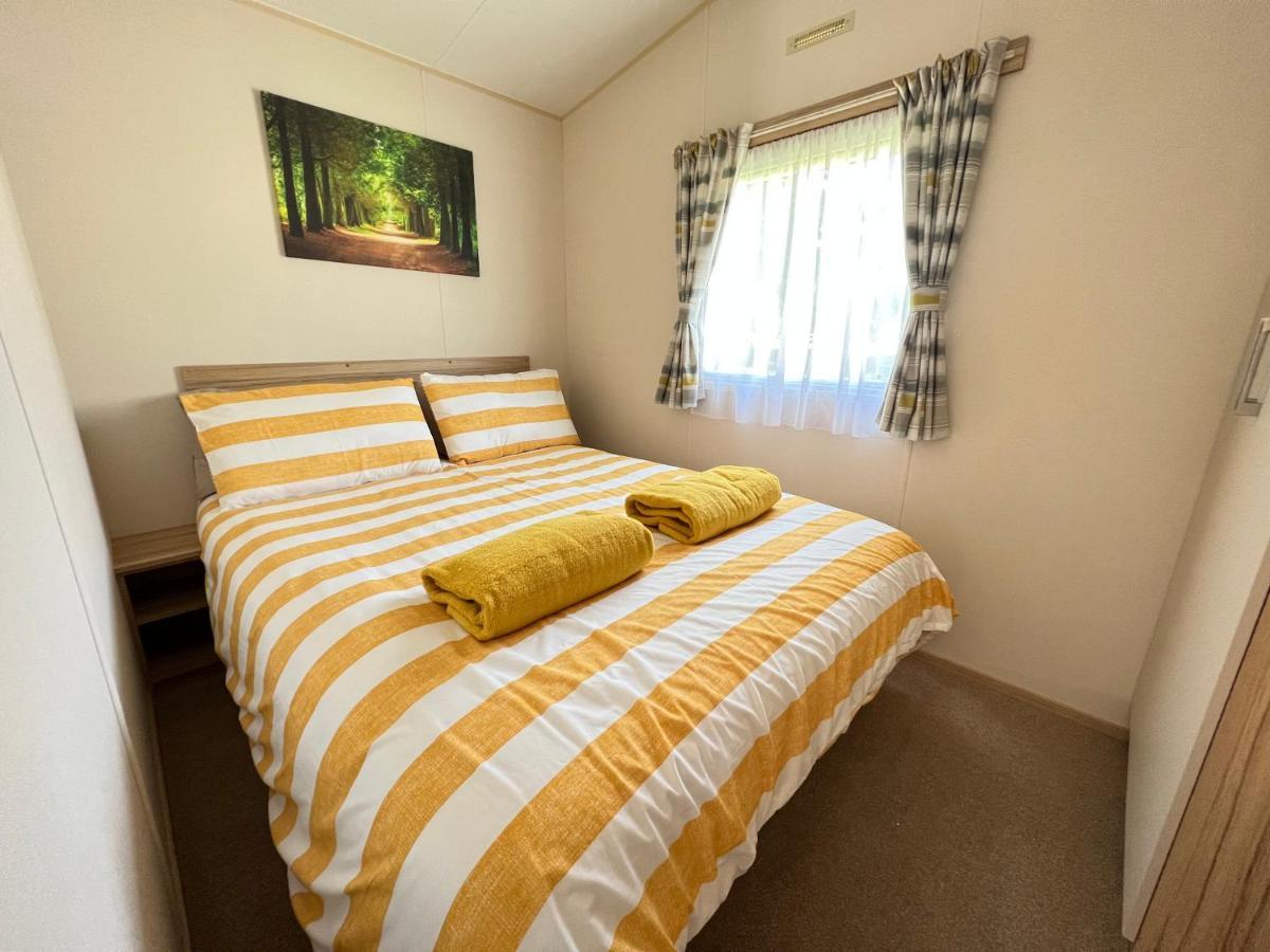 Mallard Corner, Cosy Cotswold Lakeview Lodge Саут-Керні Екстер'єр фото