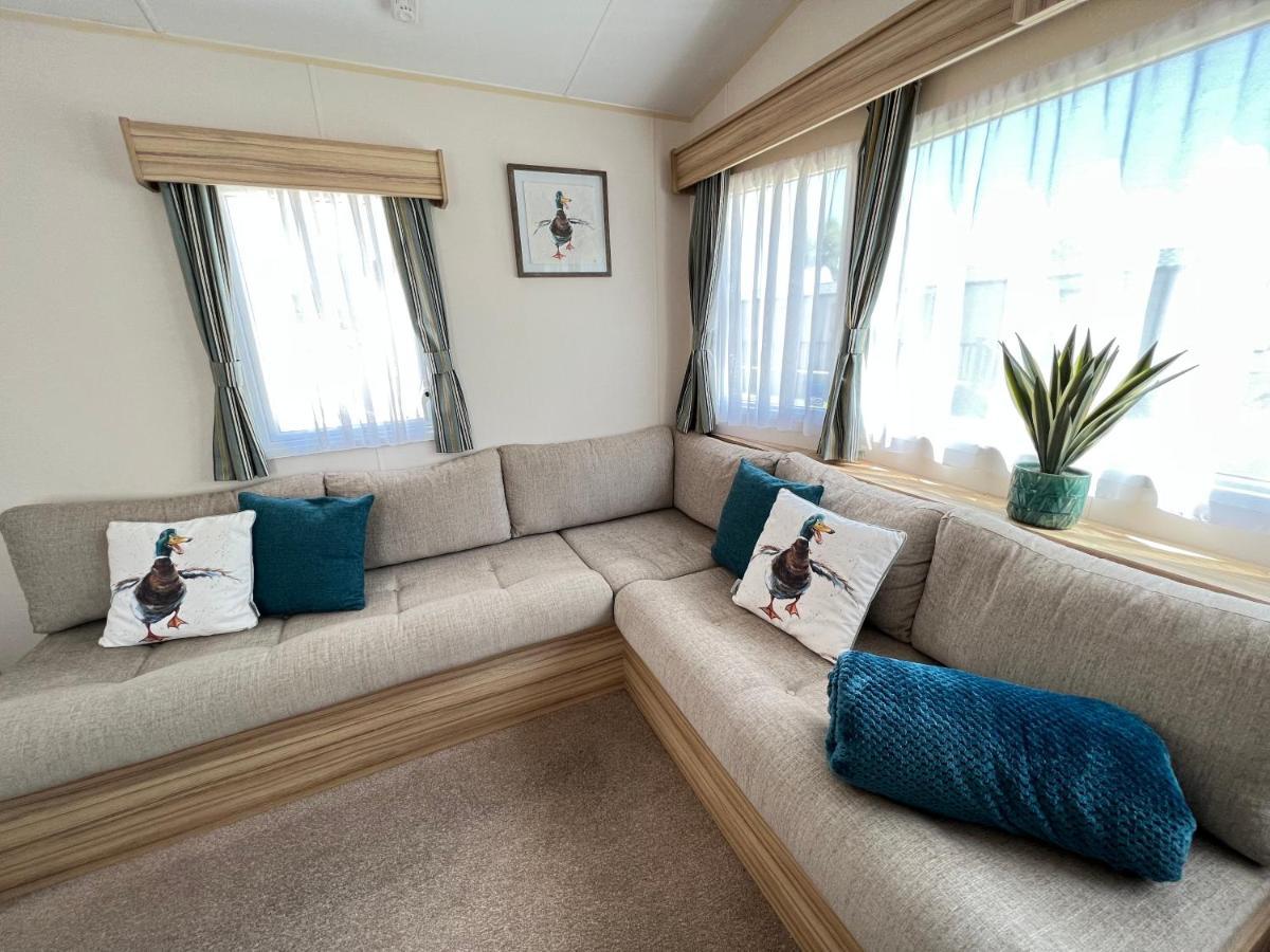 Mallard Corner, Cosy Cotswold Lakeview Lodge Саут-Керні Екстер'єр фото