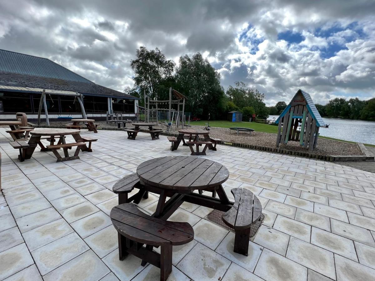 Mallard Corner, Cosy Cotswold Lakeview Lodge Саут-Керні Екстер'єр фото