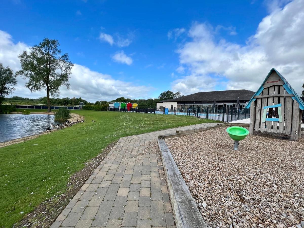 Mallard Corner, Cosy Cotswold Lakeview Lodge Саут-Керні Екстер'єр фото