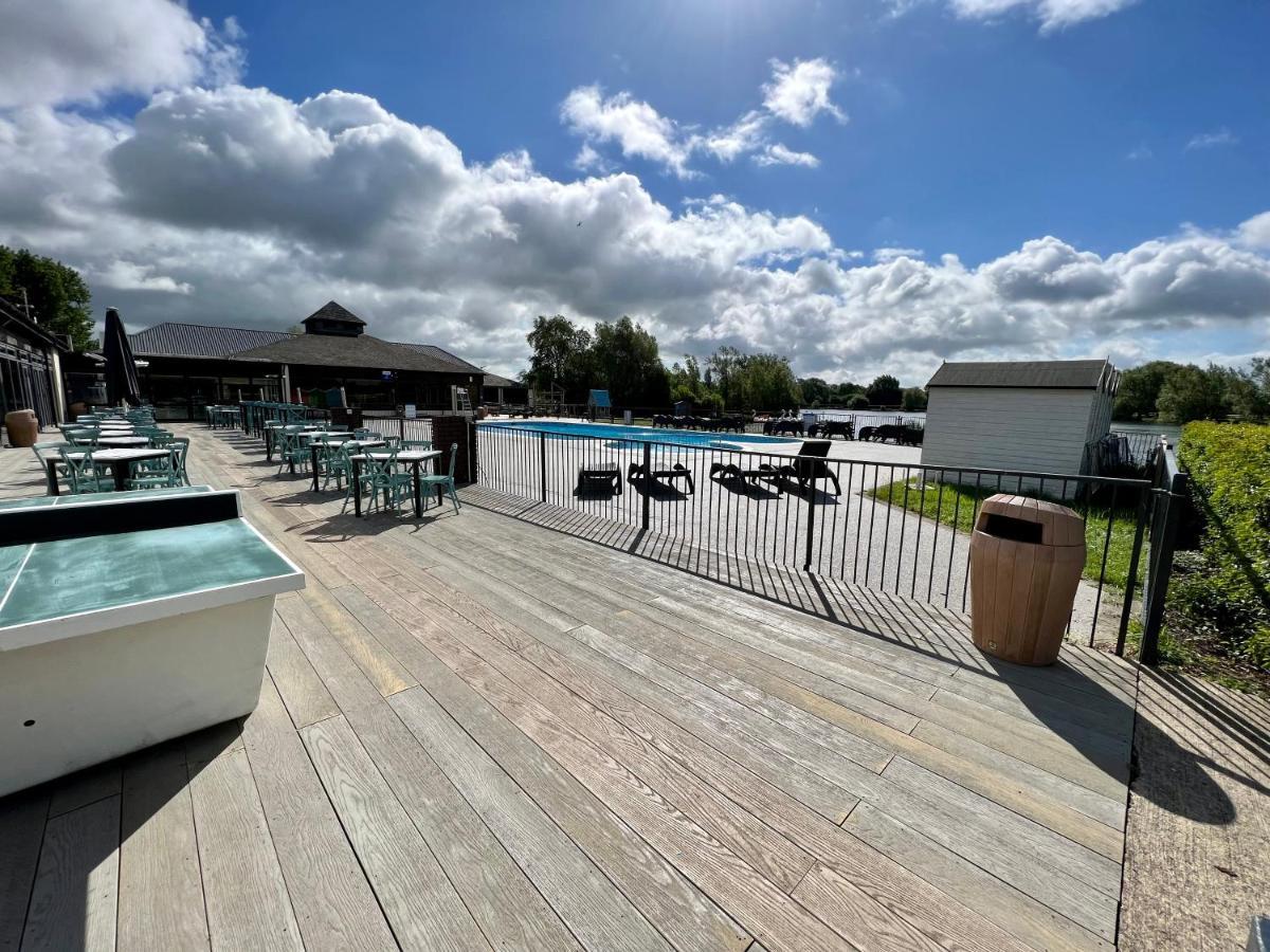 Mallard Corner, Cosy Cotswold Lakeview Lodge Саут-Керні Екстер'єр фото
