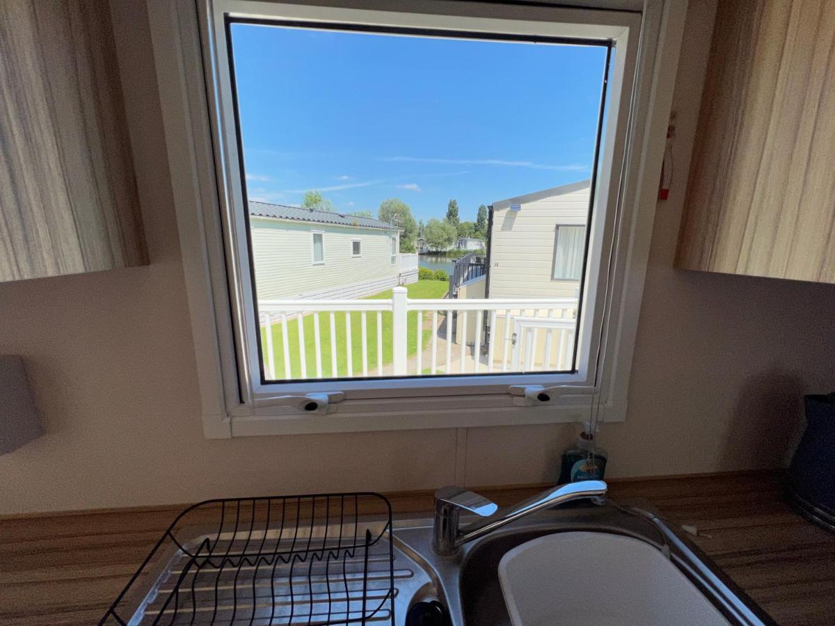 Mallard Corner, Cosy Cotswold Lakeview Lodge Саут-Керні Екстер'єр фото