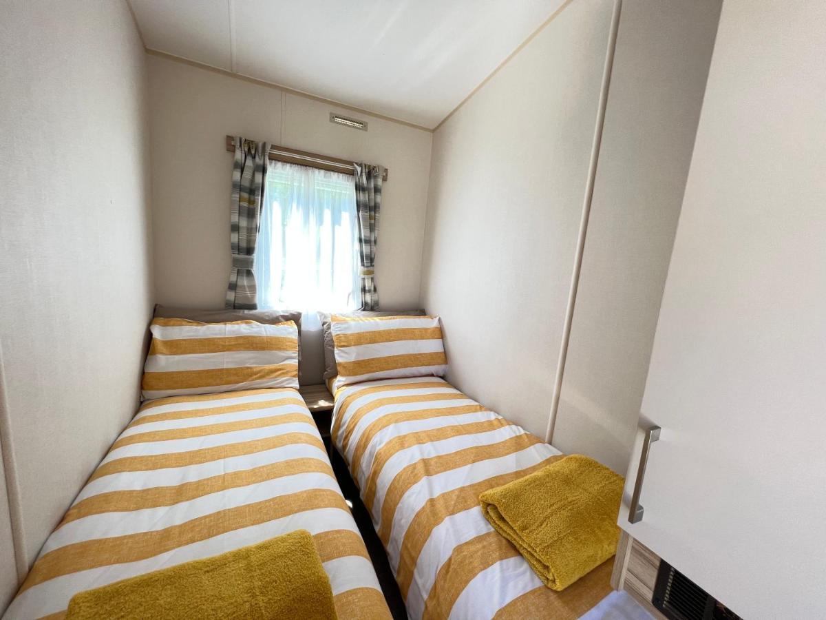 Mallard Corner, Cosy Cotswold Lakeview Lodge Саут-Керні Екстер'єр фото