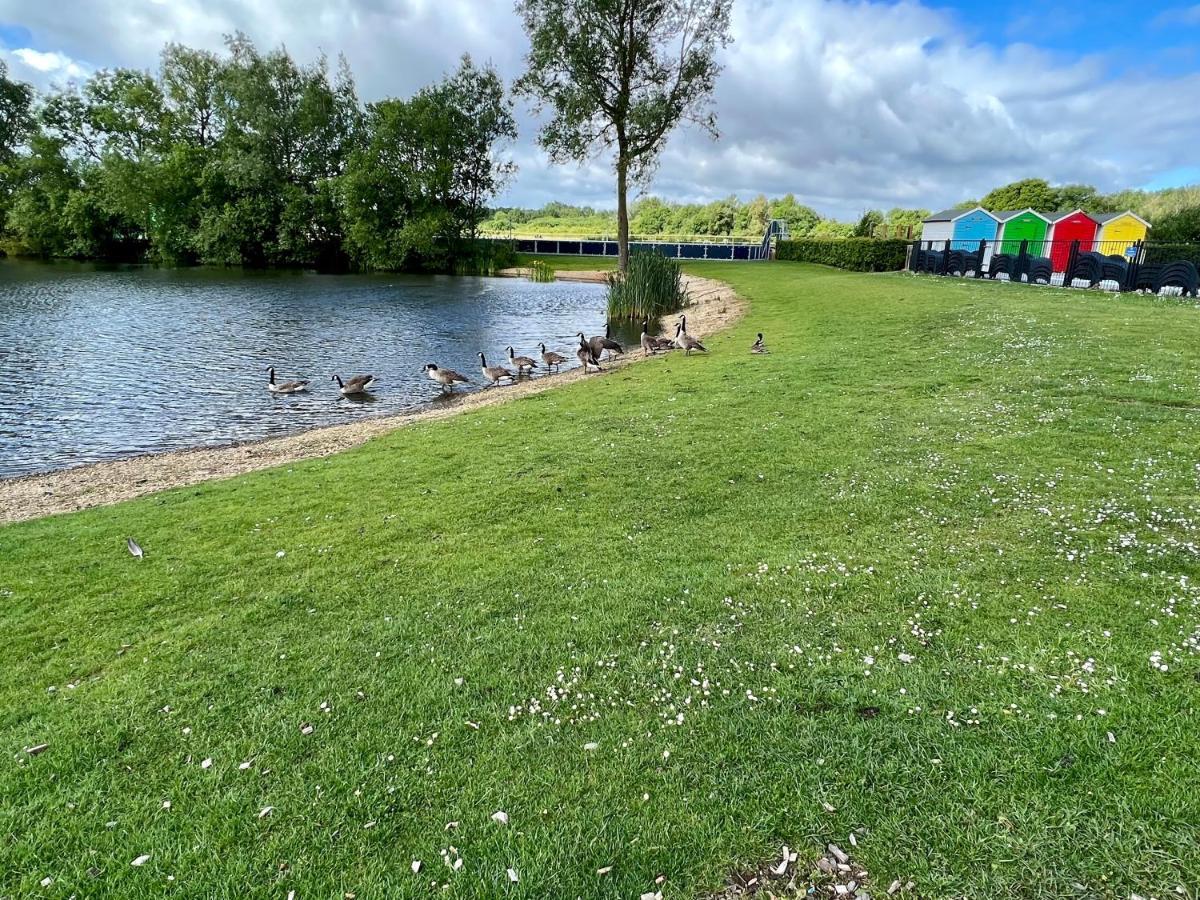 Mallard Corner, Cosy Cotswold Lakeview Lodge Саут-Керні Екстер'єр фото