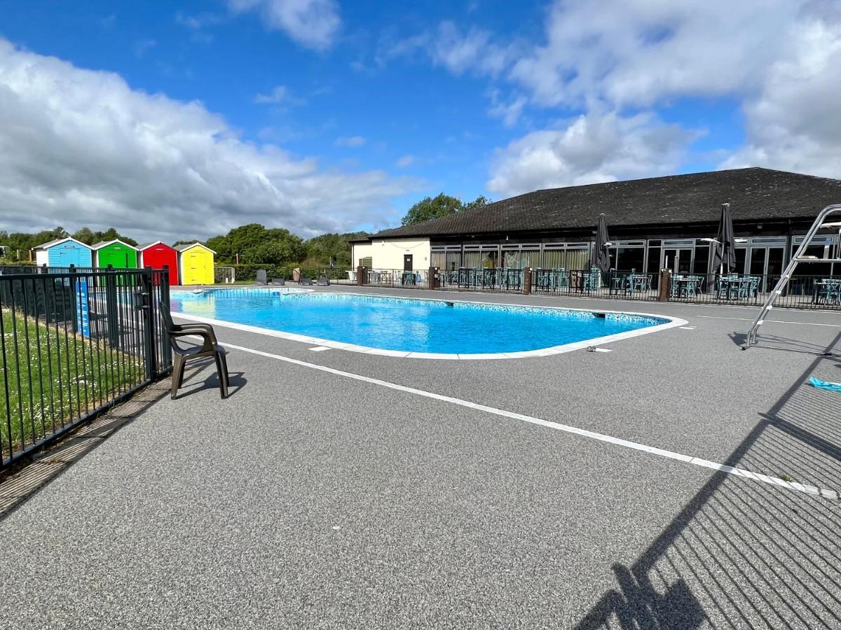 Mallard Corner, Cosy Cotswold Lakeview Lodge Саут-Керні Екстер'єр фото